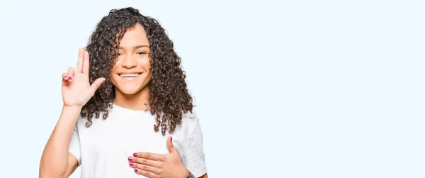 Joven Hermosa Mujer Con Pelo Rizado Con Camiseta Blanca Juramento —  Fotos de Stock