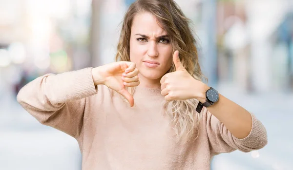 Hermosa Mujer Rubia Joven Con Sudadera Sobre Fondo Aislado Haciendo — Foto de Stock