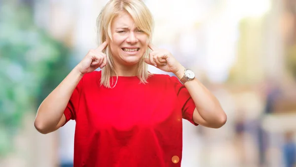 Joven Mujer Rubia Hermosa Con Camiseta Roja Sobre Fondo Aislado — Foto de Stock