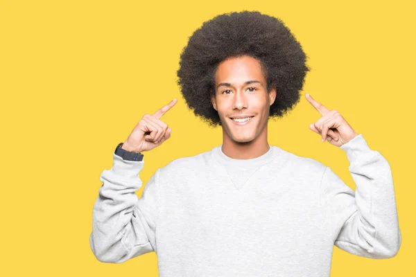 Unga Afroamerikanska Man Med Afro Hår Bär Sportig Sweatshirt Leende — Stockfoto