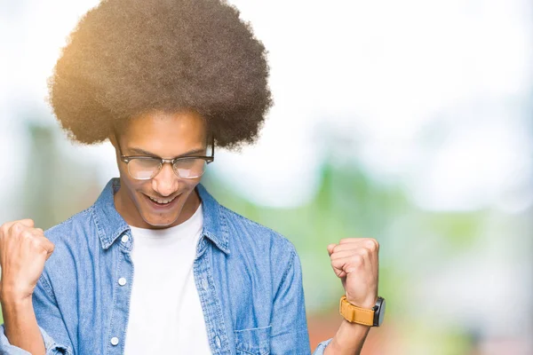 Unga Afroamerikanska Man Med Afro Hår Glasögon Mycket Glad Och — Stockfoto