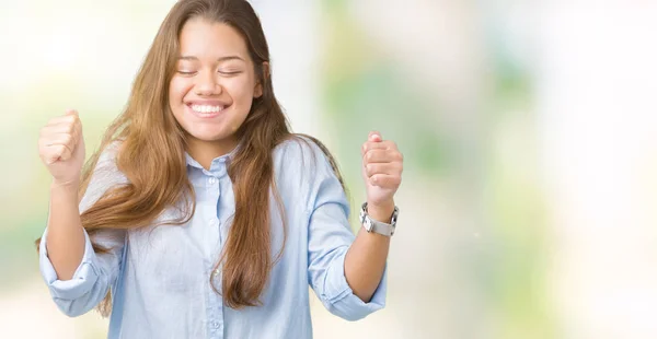 年轻美丽的黑发女商人在孤立的背景兴奋为成功与胳膊上升庆祝胜利微笑 优胜者概念 — 图库照片