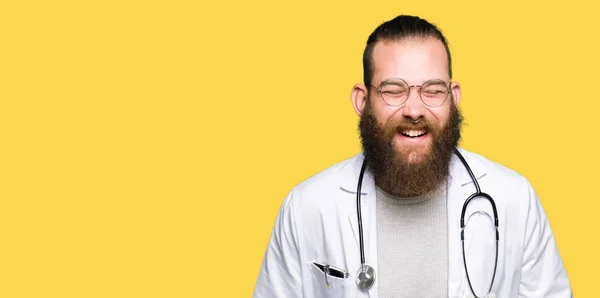 ひげ医療身に着けている若いブロンド医師男コートの笑顔と大声面白いクレイジー ジョークので大笑い 幸せな式 — ストック写真