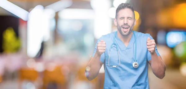 Gutaussehender Junger Arzt Chirurg Mann Mit Isoliertem Hintergrund Aufgeregt Für — Stockfoto