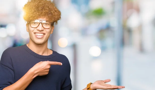 Nuori Komea Mies Afro Yllään Lasit Hämmästynyt Hymyillen Kameralle Samalla — kuvapankkivalokuva