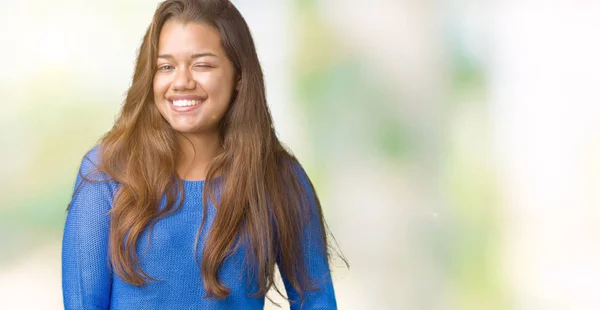 Giovane Bella Donna Bruna Indossa Maglione Blu Sfondo Isolato Ammiccando — Foto Stock