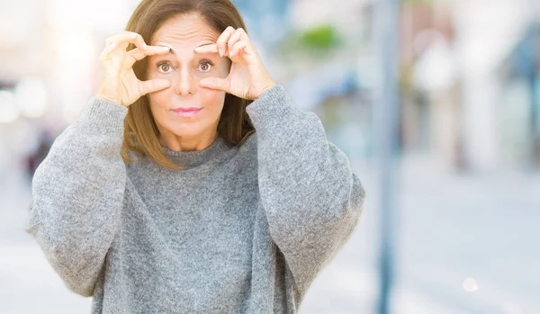 Hermosa Mujer Mediana Edad Con Suéter Invierno Sobre Fondo Aislado — Foto de Stock