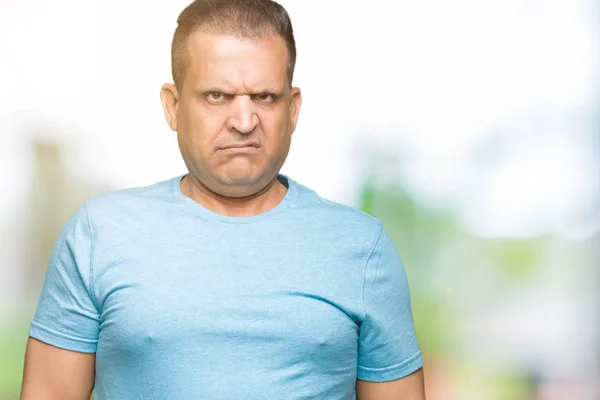 Arabischer Mann Mittleren Alters Blauem Shirt Über Isoliertem Hintergrund Skeptisch — Stockfoto