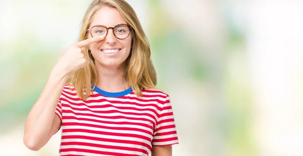 Mulher Bonita Vestindo Óculos Sobre Fundo Isolado Apontando Com Dedo — Fotografia de Stock