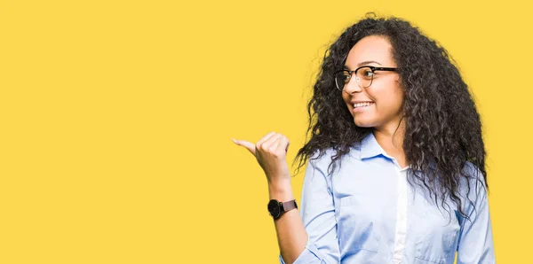 Menina Negócios Bonita Nova Com Cabelo Encaracolado Usando Óculos Sorrindo — Fotografia de Stock