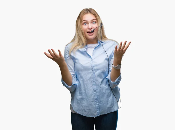 上コール センター ヘッドセットを着ている若い白人ビジネス女性クレイジーを祝う背景を分離した腕を上げると成功のためびっくりし 叫んで興奮して目を開きます 勝者の概念 — ストック写真