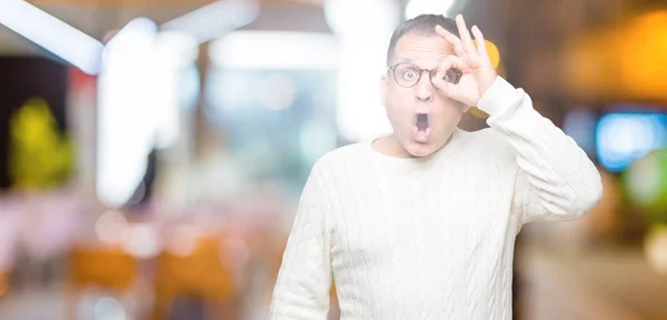 Hombre Árabe Mediana Edad Con Gafas Sobre Fondo Aislado Haciendo —  Fotos de Stock