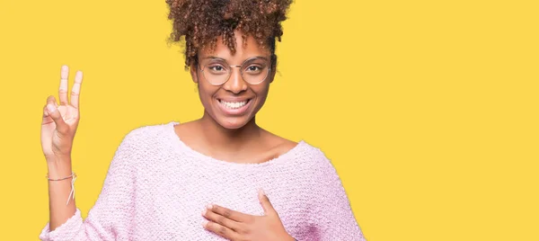 Linda Jovem Afro Americana Vestindo Óculos Sobre Fundo Isolado Jurando — Fotografia de Stock