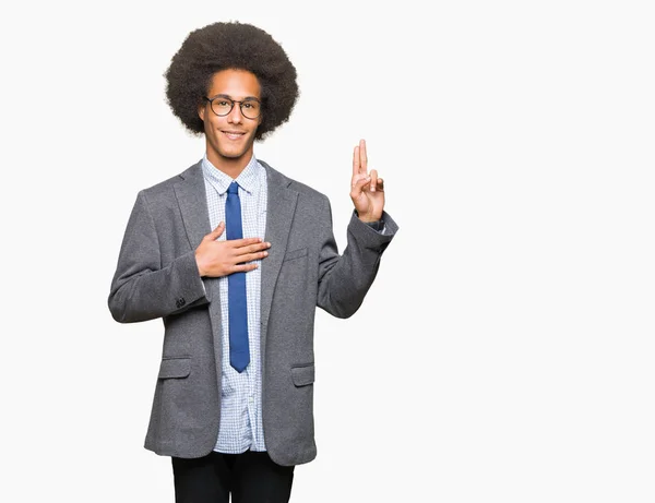 アフロの髪を着て 若いアフリカ系アメリカ人ビジネスマンの約束 忠誠の宣誓を作る胸と指で手 Swearing をメガネします — ストック写真