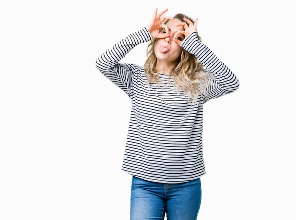 금발의 쌍안경 튀어나와 손가락을 제스처를 스웨터를 줄무늬 — 스톡 사진