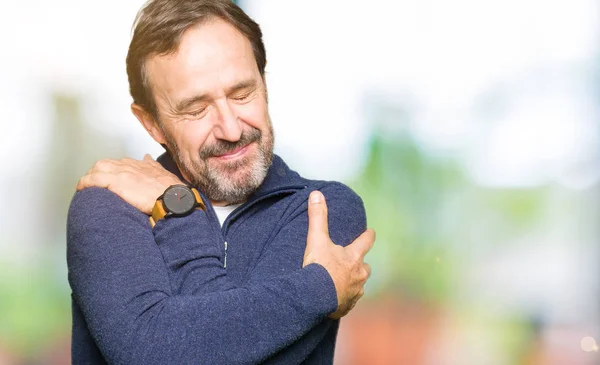Pria Paruh Baya Tampan Mengenakan Sweater Memeluk Diri Sendiri Bahagia — Stok Foto