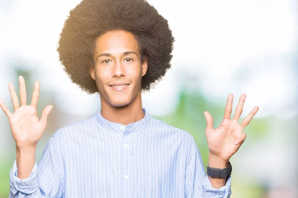 Americký Mladík Afro Vlasy Ukazovat Ukázal Prsty Číslo Devět Úsměvem — Stock fotografie