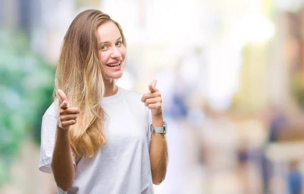 Junge Schöne Blonde Frau Trägt Legeres Weißes Shirt Über Isoliertem — Stockfoto