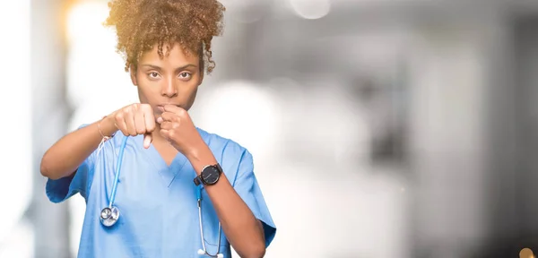 Junge Afrikanisch Amerikanische Ärztin Über Isolierten Hintergrund Faustschläge Kämpfen Aggressive — Stockfoto