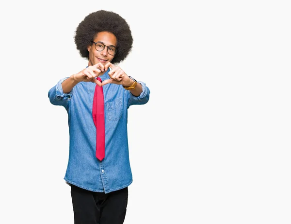 年轻的非洲裔美国商人与非洲头发戴眼镜和红色领带微笑的爱显示心脏符号和形状与手 浪漫的概念 — 图库照片