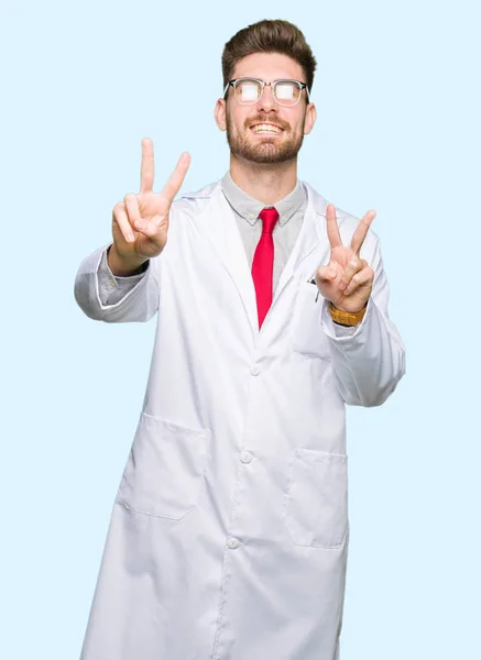 Młody Naukowiec Przystojny Mężczyzna Noszenie Okularów Uśmiechający Się Patrząc Kamery — Zdjęcie stockowe