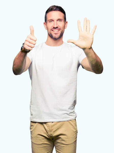 Pohledný Muž Nosí Ležérní Bílé Tričko Ukazující Ukázal Prsty Číslo — Stock fotografie