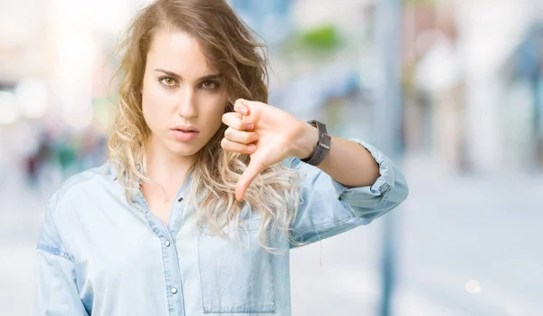 Linda Jovem Loira Sobre Fundo Isolado Olhando Infeliz Irritado Mostrando — Fotografia de Stock