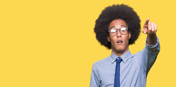 Fiatal Afro Amerikai Üzletember Afro Haj Viselt Szemüveg Mutatva Ujját — Stock Fotó
