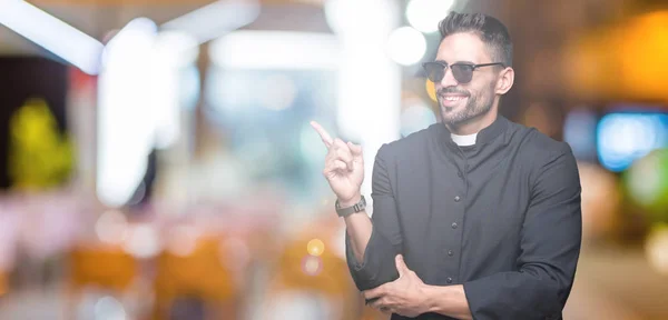 Joven Sacerdote Cristiano Con Gafas Sol Sobre Fondo Aislado Con —  Fotos de Stock
