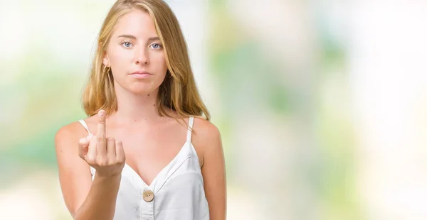 Hermosa Mujer Joven Sobre Fondo Aislado Mostrando Dedo Medio Descortés — Foto de Stock