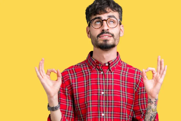 Jovem Homem Bonito Usando Óculos Sobre Fundo Isolado Relaxar Sorrir — Fotografia de Stock