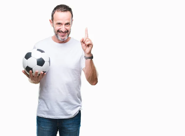 中年白髪年配の男性サッカー サッカー ボールを保持している絶縁考えや疑問 ナンバーワンの幸せそうな顔で指を指していると驚かれる背景 — ストック写真
