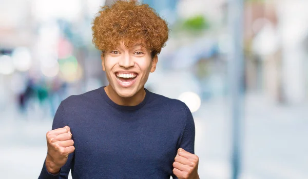 Joven Hombre Guapo Con Pelo Afro Muy Feliz Emocionado Haciendo —  Fotos de Stock
