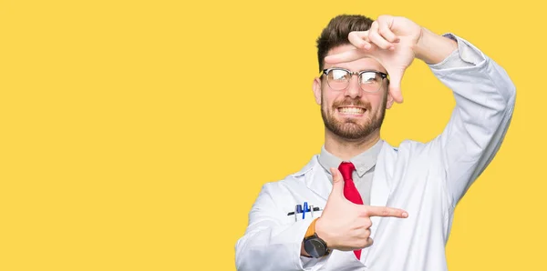 Joven Científico Guapo Con Gafas Sonrientes Haciendo Montura Con Las —  Fotos de Stock