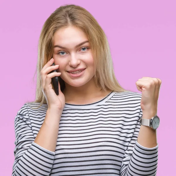 Jonge Kaukasische Vrouw Smartphone Scherm Tonen Geïsoleerde Achtergrond Schreeuwen Trots — Stockfoto