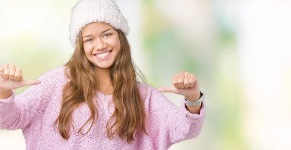 Jovem Bela Mulher Morena Vestindo Suéter Chapéu Inverno Sobre Fundo — Fotografia de Stock