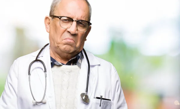 Bell Uomo Anziano Medico Che Indossa Cappotto Medico Depresso Preoccupa — Foto Stock