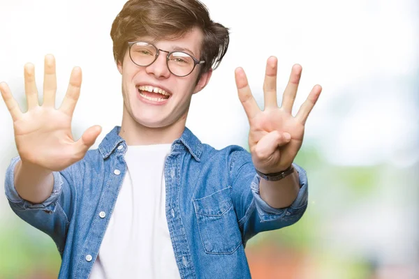 Joven Hombre Guapo Con Gafas Sobre Fondo Aislado Mostrando Apuntando — Foto de Stock