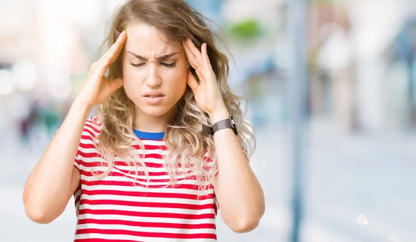 Vacker Ung Blond Kvinna Över Isolerade Bakgrund Med Handen Huvudet — Stockfoto