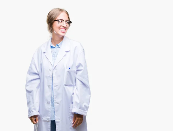 Mooie Jonge Blonde Dokter Vrouw Dragen Witte Vacht Geïsoleerd Achtergrond — Stockfoto