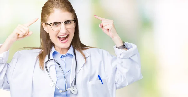 Medelåldern Mogen Doktor Kvinna Bär Medicinsk Kappa Över Isolerade Bakgrund — Stockfoto