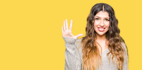 Jovem Mulher Bonita Vestindo Vestido Inverno Mostrando Apontando Para Cima — Fotografia de Stock