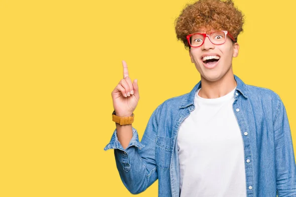 Jonge Knappe Man Met Afro Haar Dragen Brillen Wijzende Vinger — Stockfoto