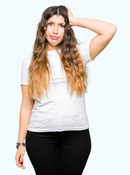 Junge Schöne Frau Trägt Legeres Weißes Shirt Verwirren Und Fragen — Stockfoto