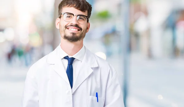 Jonge Professionele Wetenschapper Man Dragen Witte Vacht Geïsoleerde Achtergrond Handen — Stockfoto