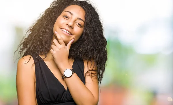 Joven Chica Hermosa Con Pelo Rizado Con Falda Moda Que —  Fotos de Stock