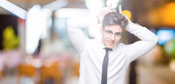 Joven Hombre Negocios Con Gafas Sobre Fondo Aislado Posando Divertido — Foto de Stock