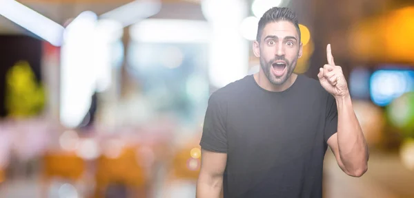 Joven Hombre Guapo Sobre Fondo Aislado Apuntando Con Dedo Hacia —  Fotos de Stock