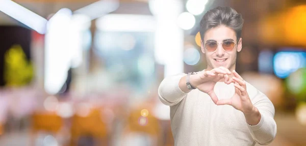 Joven Hombre Guapo Con Gafas Sol Sobre Fondo Aislado Sonriendo —  Fotos de Stock