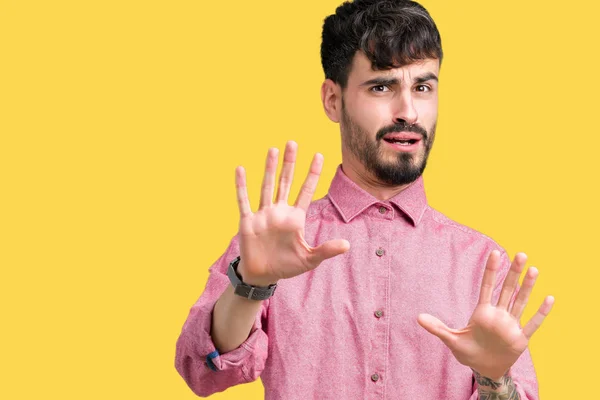 Homem Bonito Jovem Vestindo Camisa Rosa Sobre Fundo Isolado Com — Fotografia de Stock